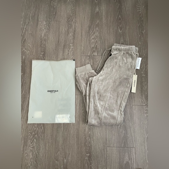 Fear of God Essentials Women's Velour Pant Desert Taupe - Picture 6 of 7